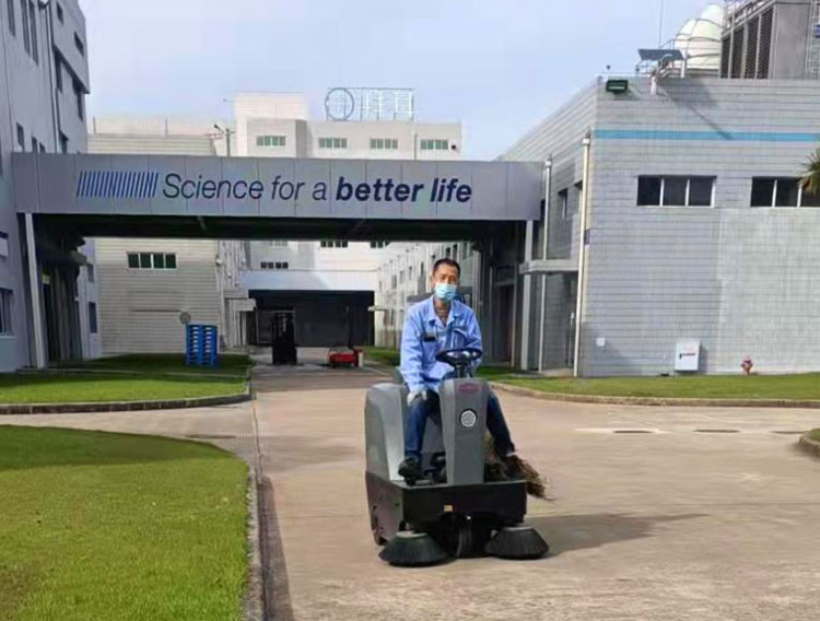 拜耳醫藥保健江蘇啟東分公司選擇揚子S4駕駛式掃地機